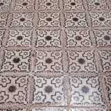 Sui pavimenti si alternano le originarie mattonelle decorate a mano...